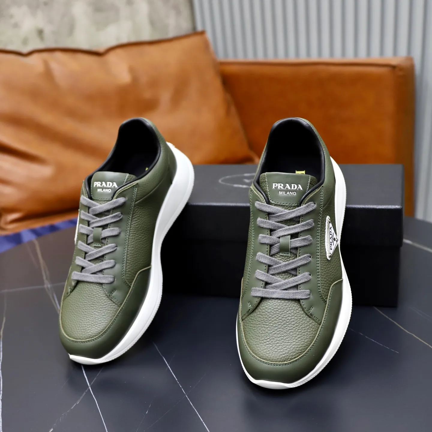 Factory price: 740💰Top original order Brand: PRADA (Prada) Standard code: Men's size 38/44 (45 can be customized) Grade: Same as the official website Material: Original cowhide stitching imported cowhide lining Original combination two-color wear-resistant soft outsole Style category: Leisure and sports version Young fashion European and American trend British style Color: Real picture color